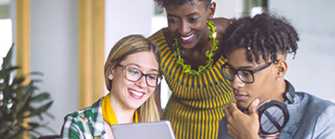 Group of 3 looking at computer | CNA Insurance