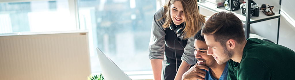 Team working together on laptop | CNA Insurance