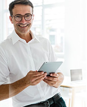 Man leaning on a wall in an office