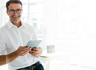 Man leaning on a wall in an office