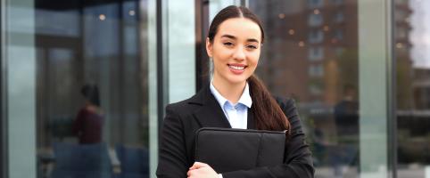 Female Professional | CNA Insurance