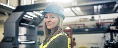 Woman in hard hat | CNA Insurance